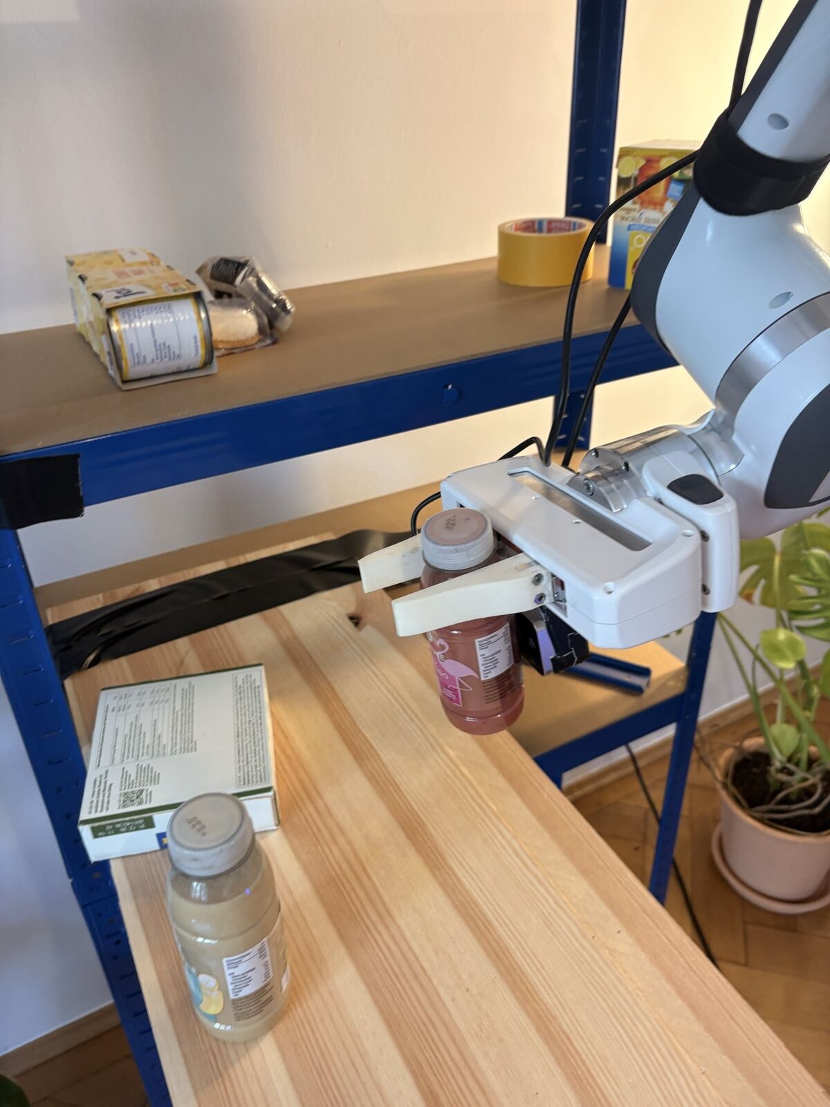 Roboter bewegt ein Produkt zum Regal