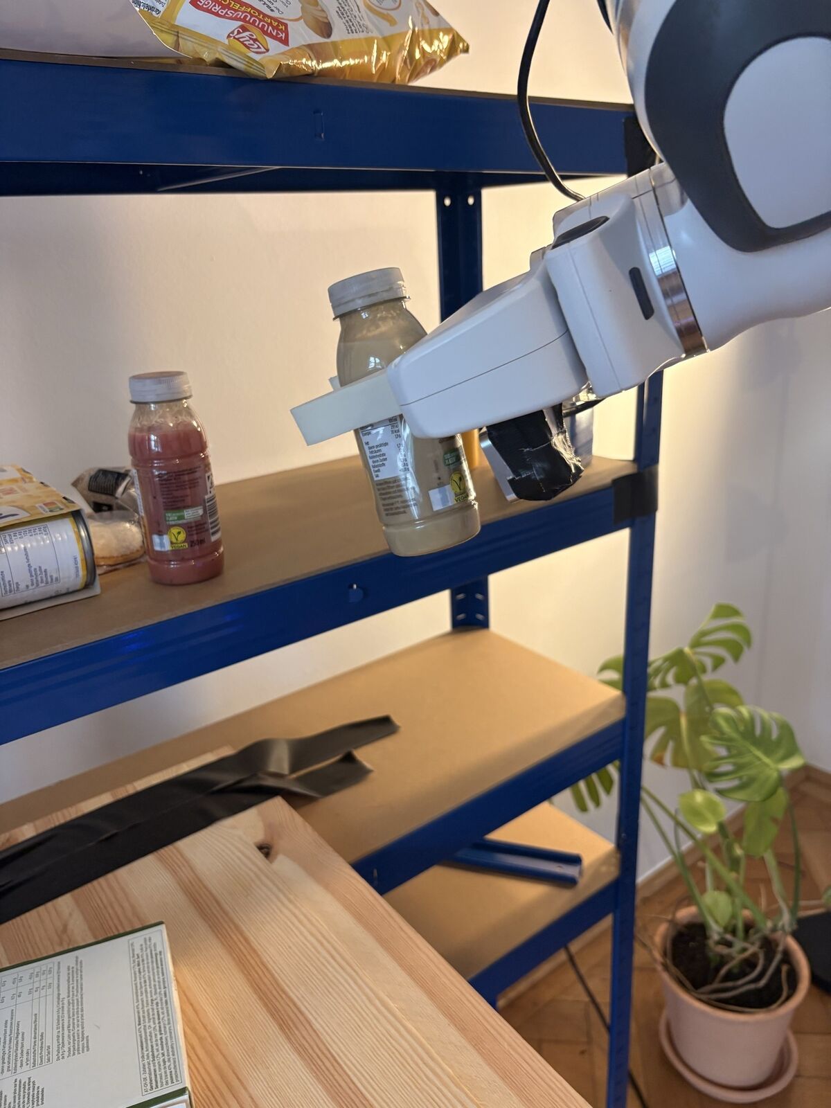 Roboter stellt ein Produkt ins Regal